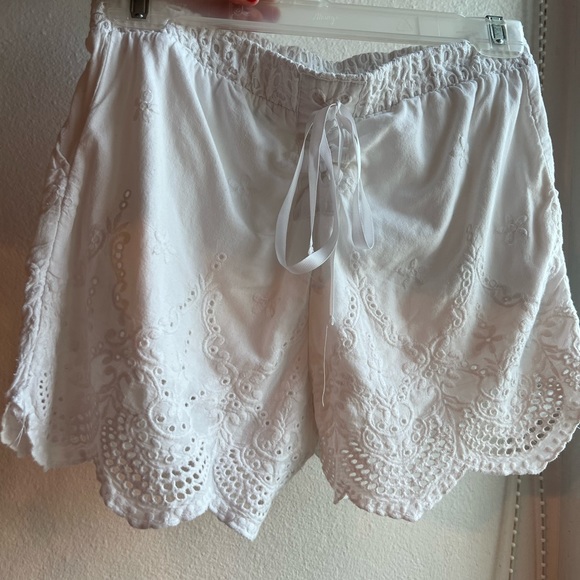 White Short🤍🌼 - Picture 3 of 4